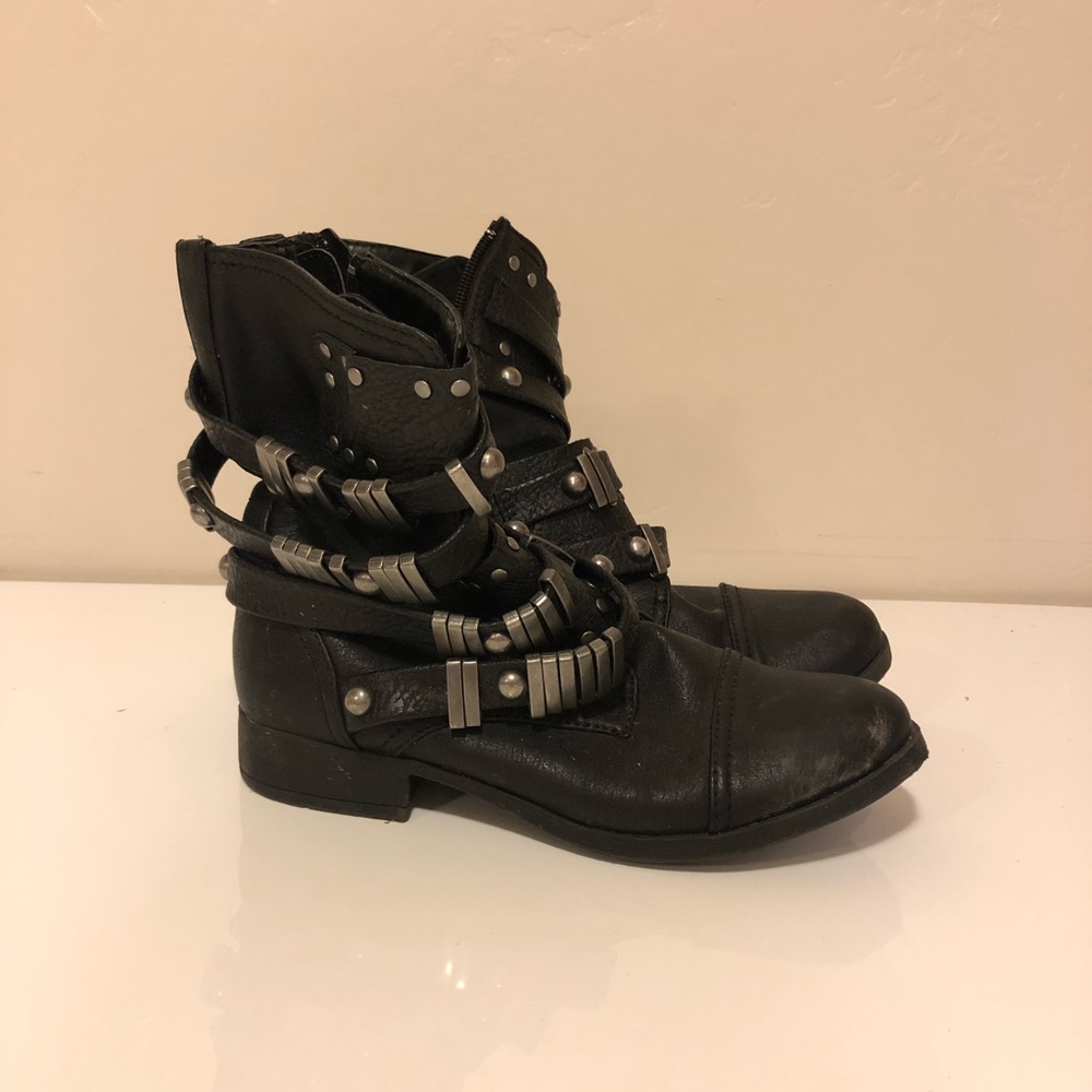 lei buckle boots